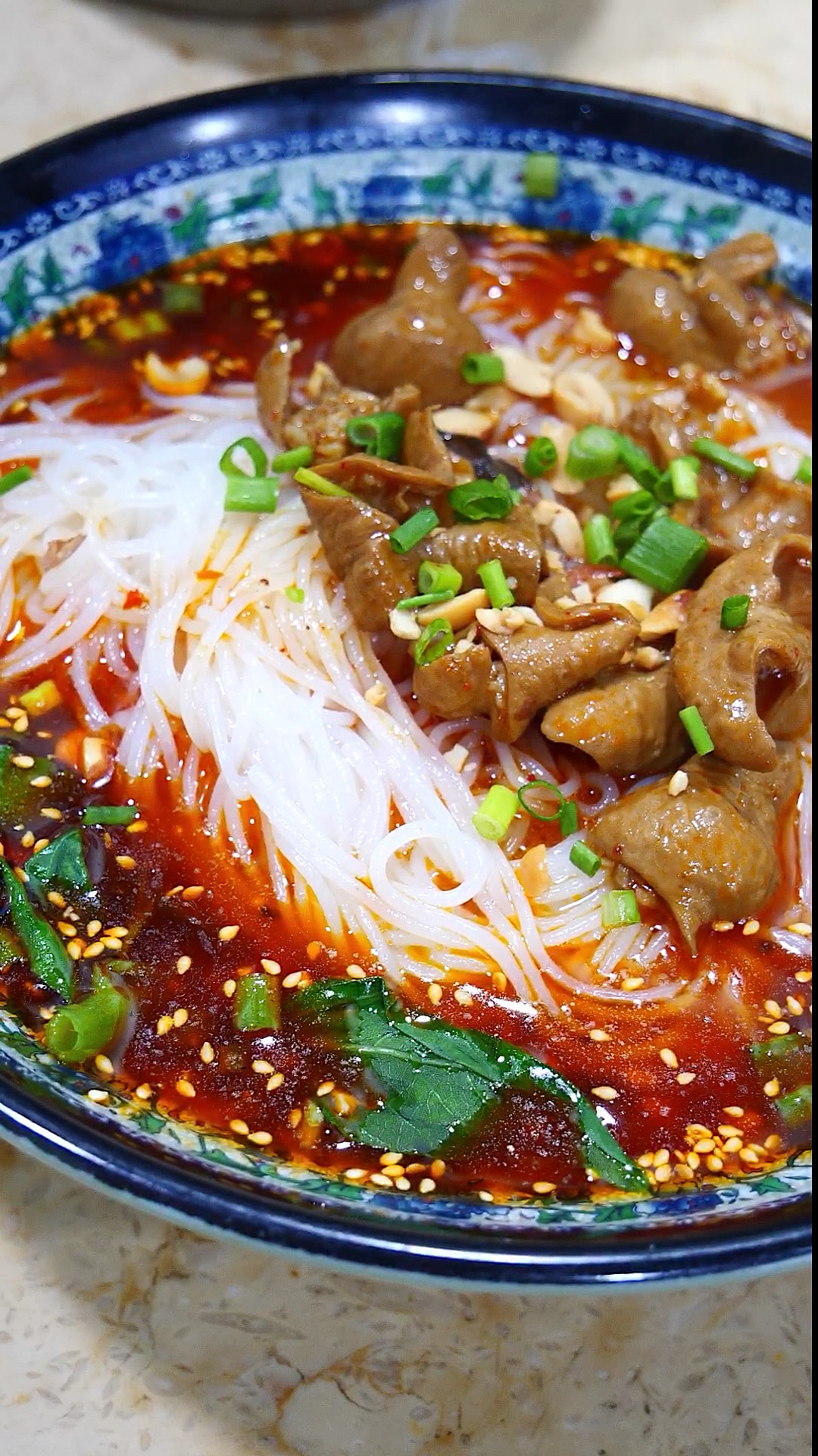 这是我店里的肥肠米线,15块一碗,贵吗