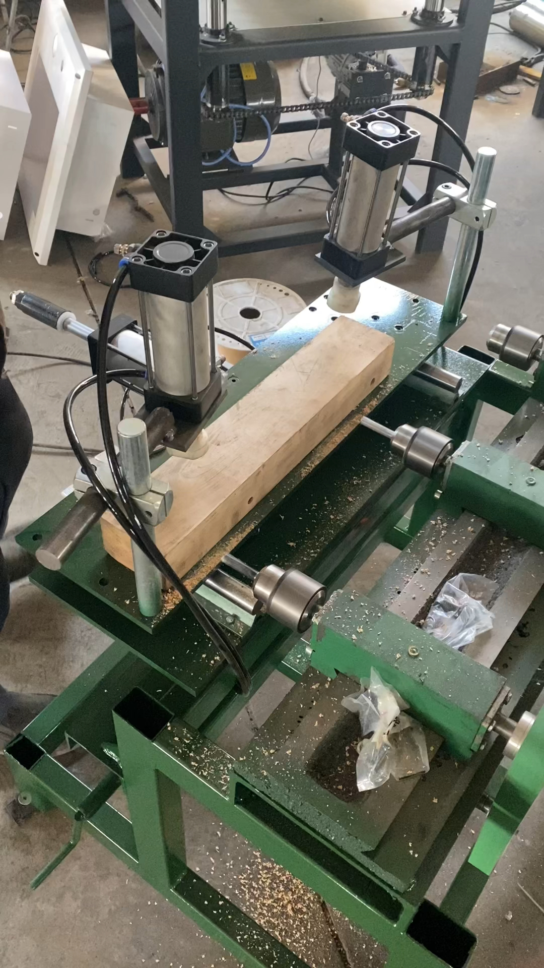 木工机械设备#木工三轴打孔机一次打三个孔打孔光滑圆润-度小视