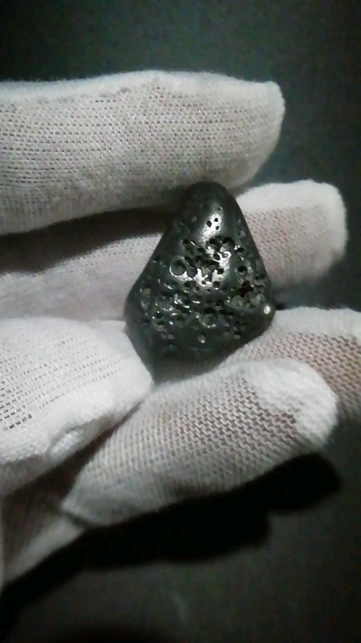 分享一颗无球粒碳质石陨石无磁