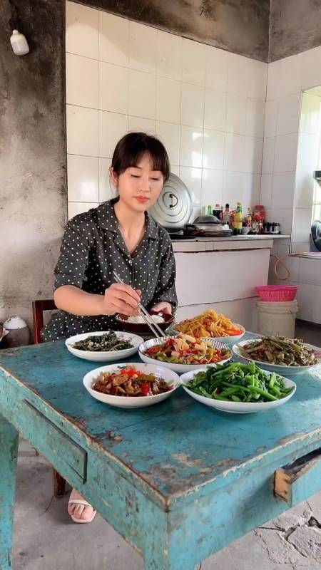 就要找农村姑娘,不是因为漂亮而是彩礼少,而且勤劳善良,还会洗衣做饭