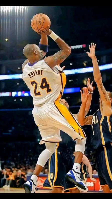 科比行云流水般的转身,看多少遍都不腻,这才是真正的曼巴舞步吧!