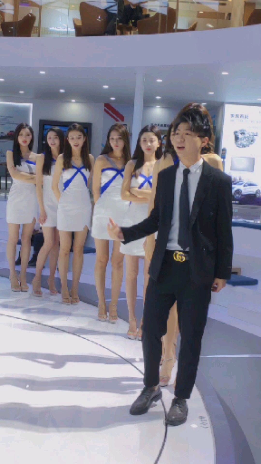 萤火有奖打卡#网红斌少果然是身边美女如云,真是