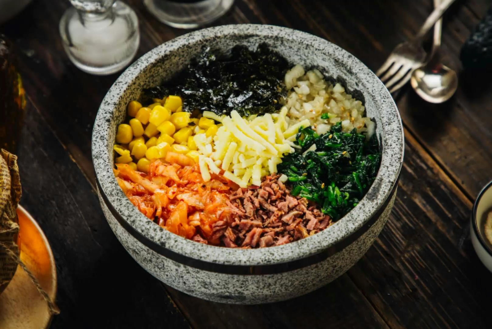 石锅拌饭:(韩餐)经典主食,小西葫,杏鲍菇胡萝卜,起丝蟹柳,海苔,辣白菜