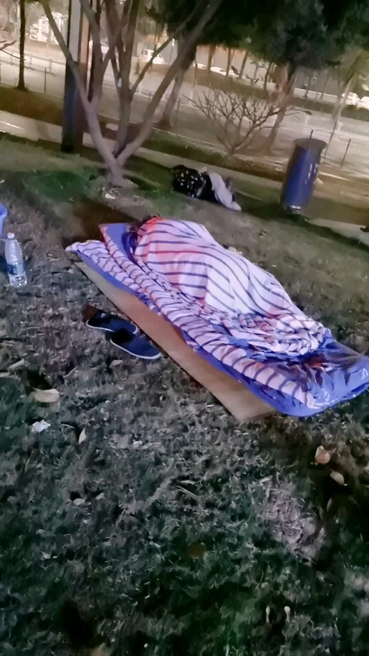 音为有你#晚上没事去公园逛一下,没想到现在这么冷,还有这么多人睡