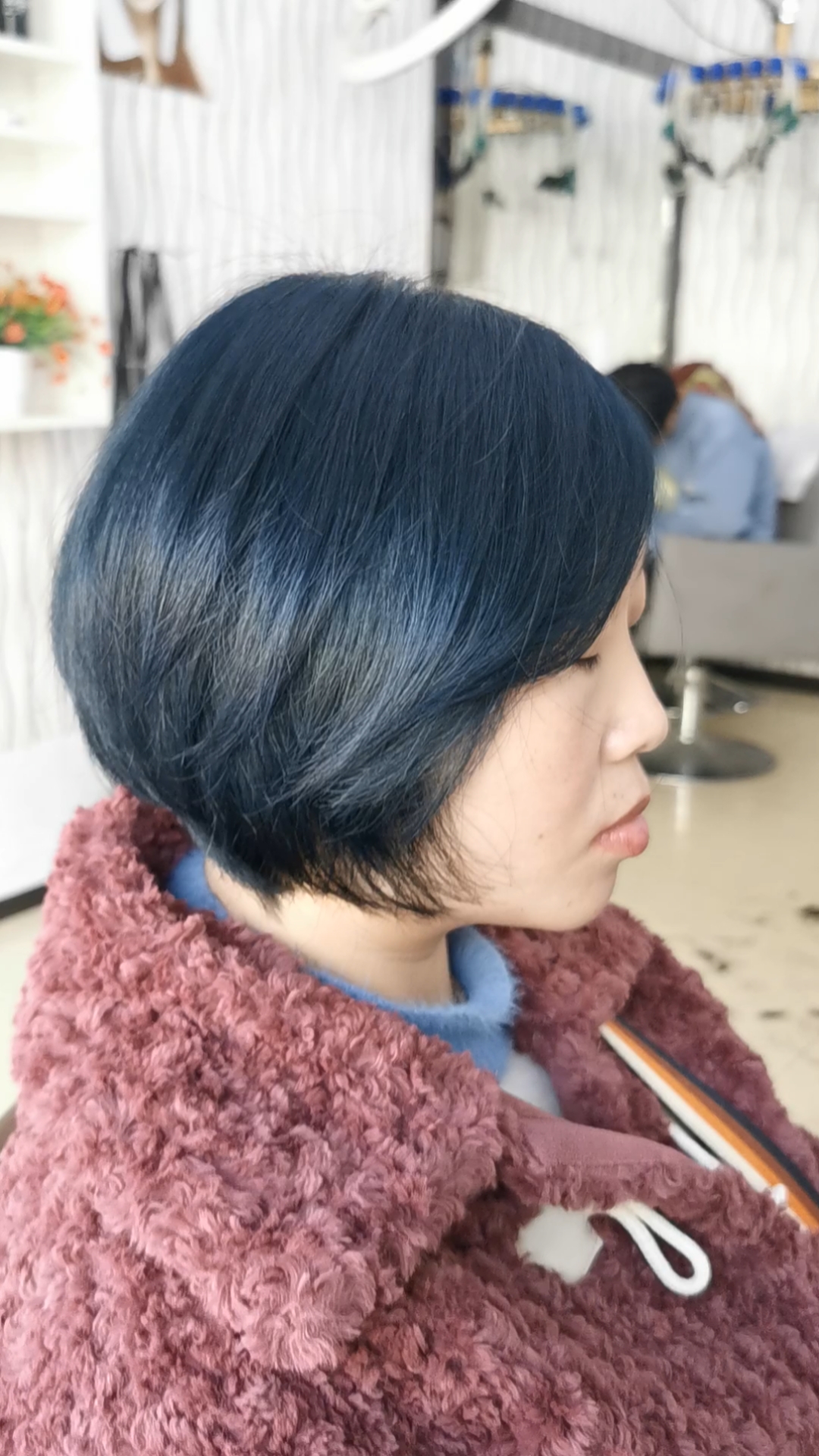 女生短发就剪这款网红短发搭配一款蓝黑色,时髦洋气又漂亮,好看不过时