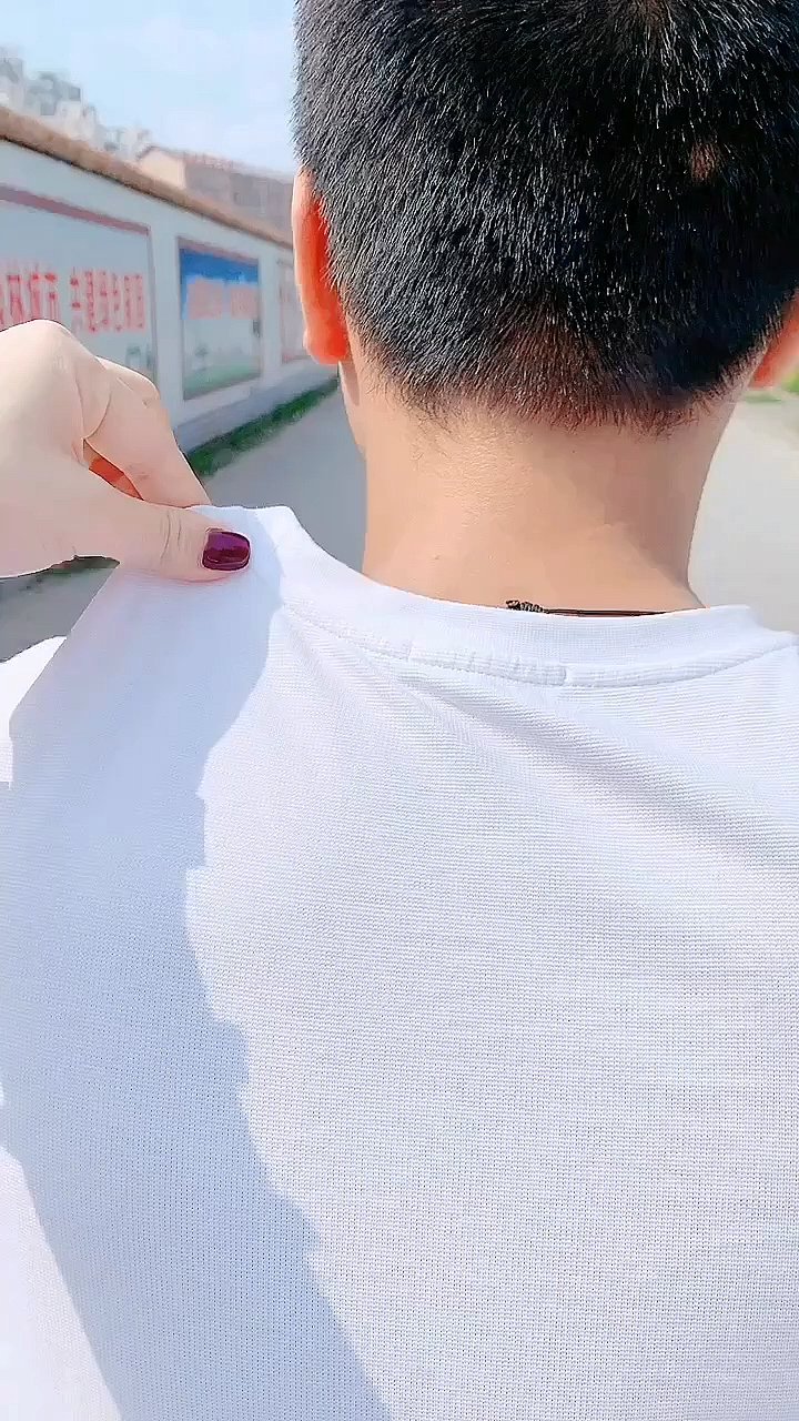 我要上热门#未来弟妹你好,因为我有点害怕,所以我扯了一点点衣角,你