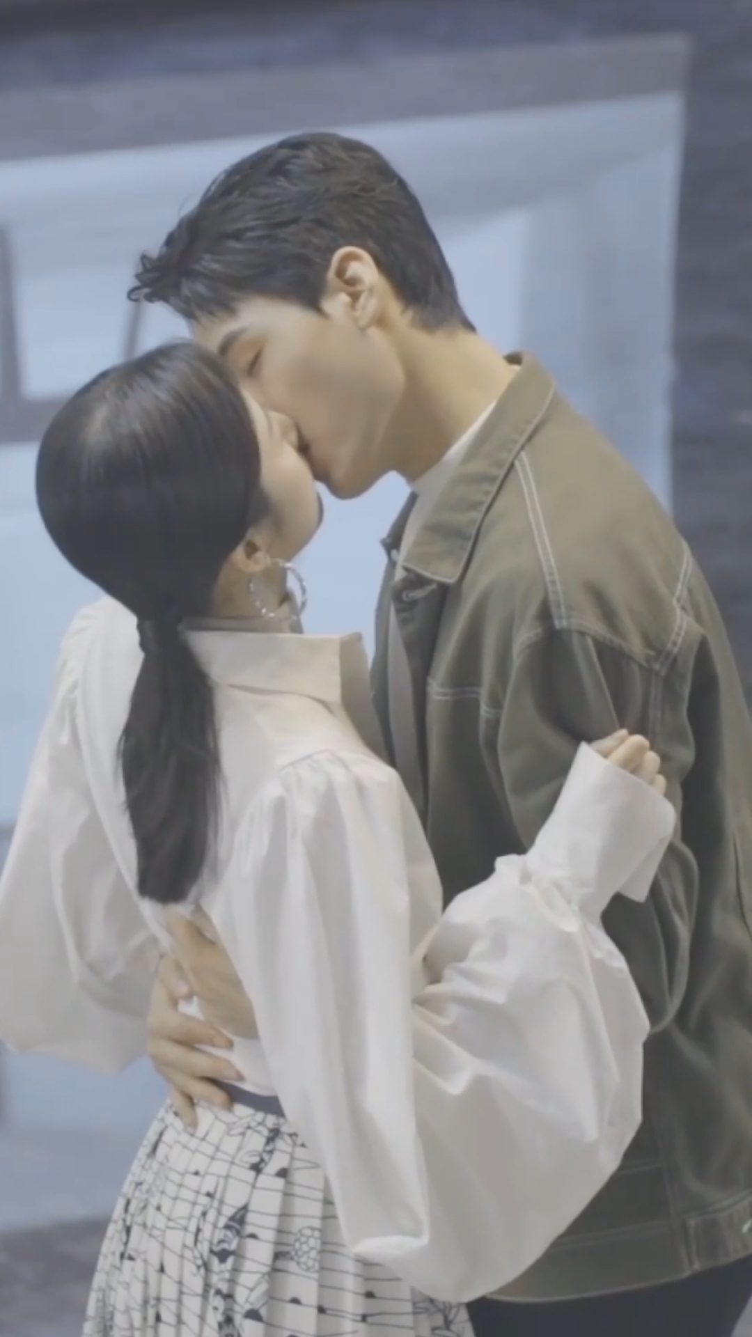 明星#周雨彤龚俊拍吻戏,被导演说,龚俊还没反应过来,原来导演是这样