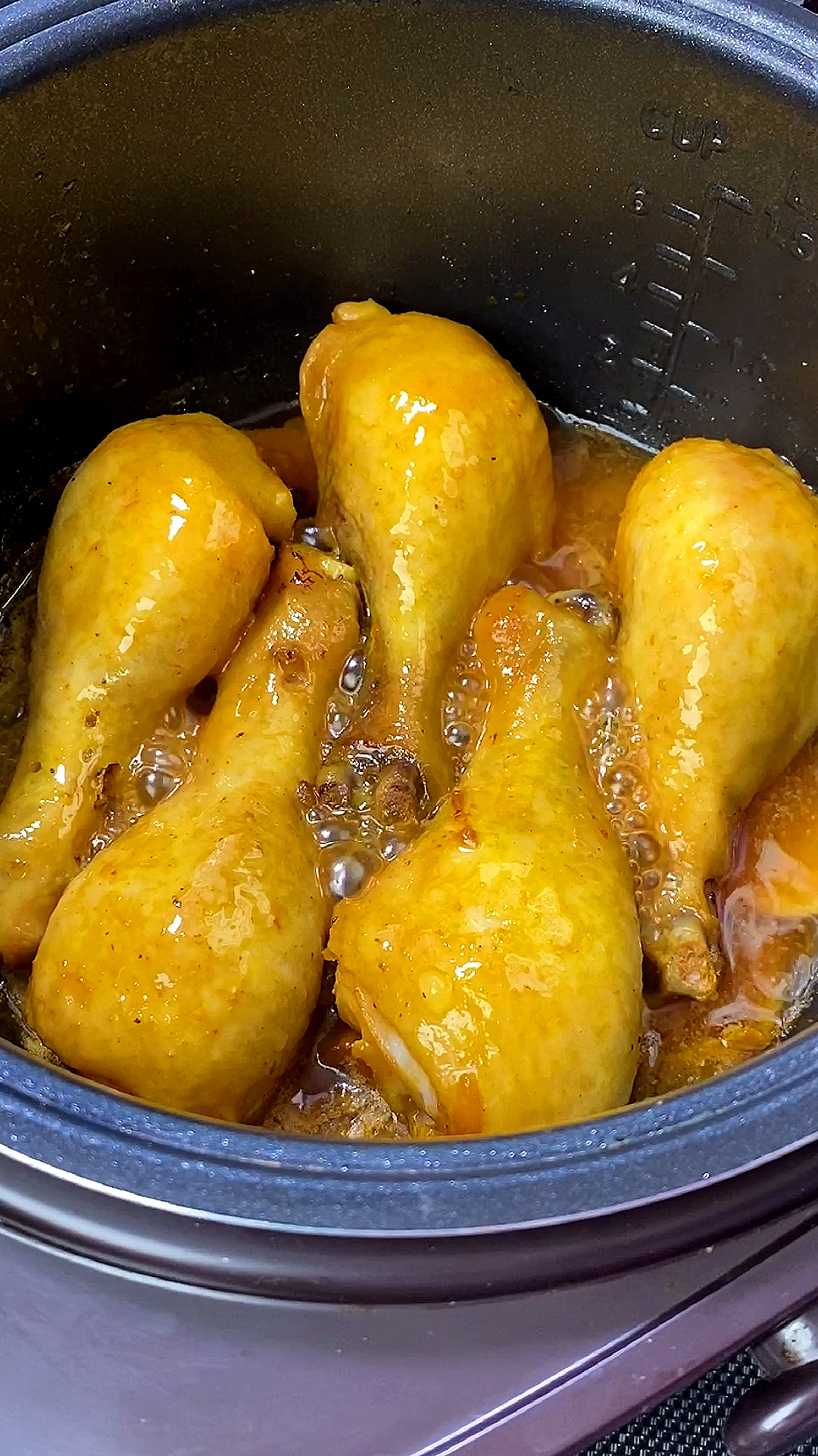 不加一滴水,只要电饭锅就能搞定无比好吃的盐焗鸡腿,好吃到哭
