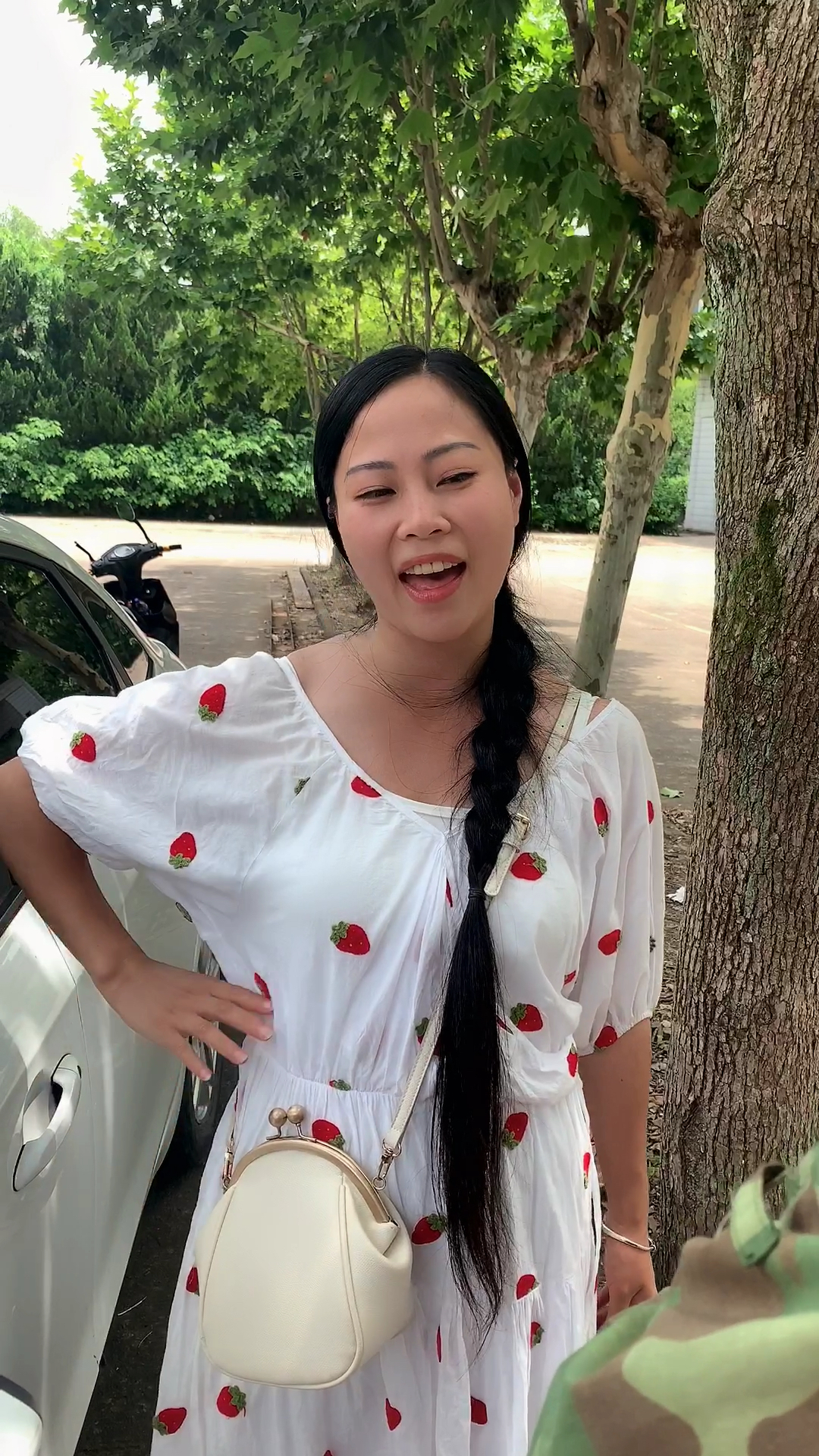 农民工进城打工,遇见一个不讲理的女人-度小视