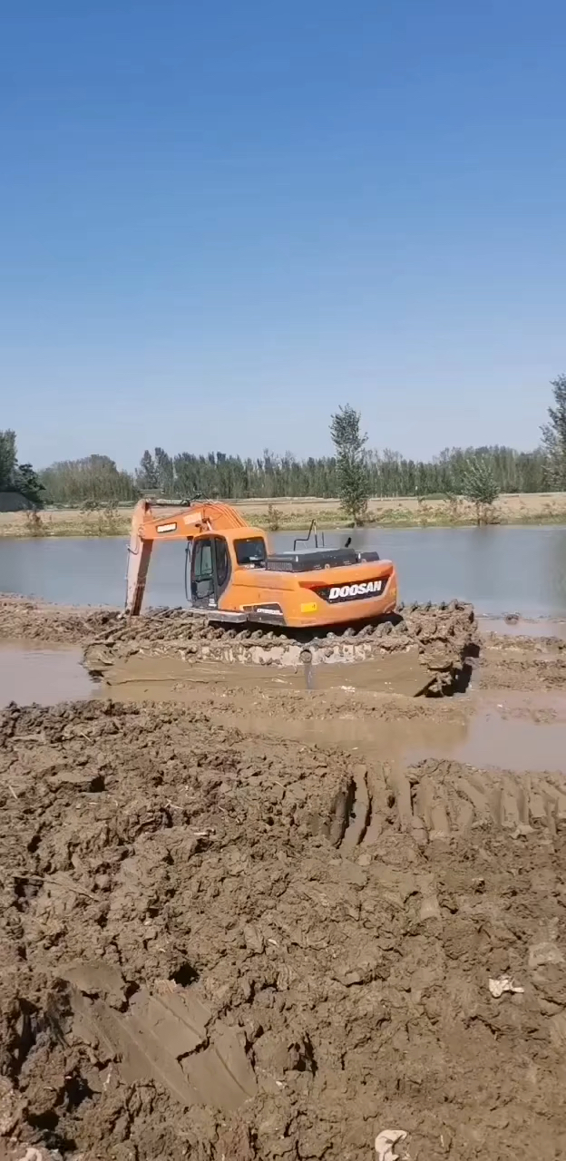 河道清淤挖掘機水上挖掘機水挖機水挖用於清理河道淤泥