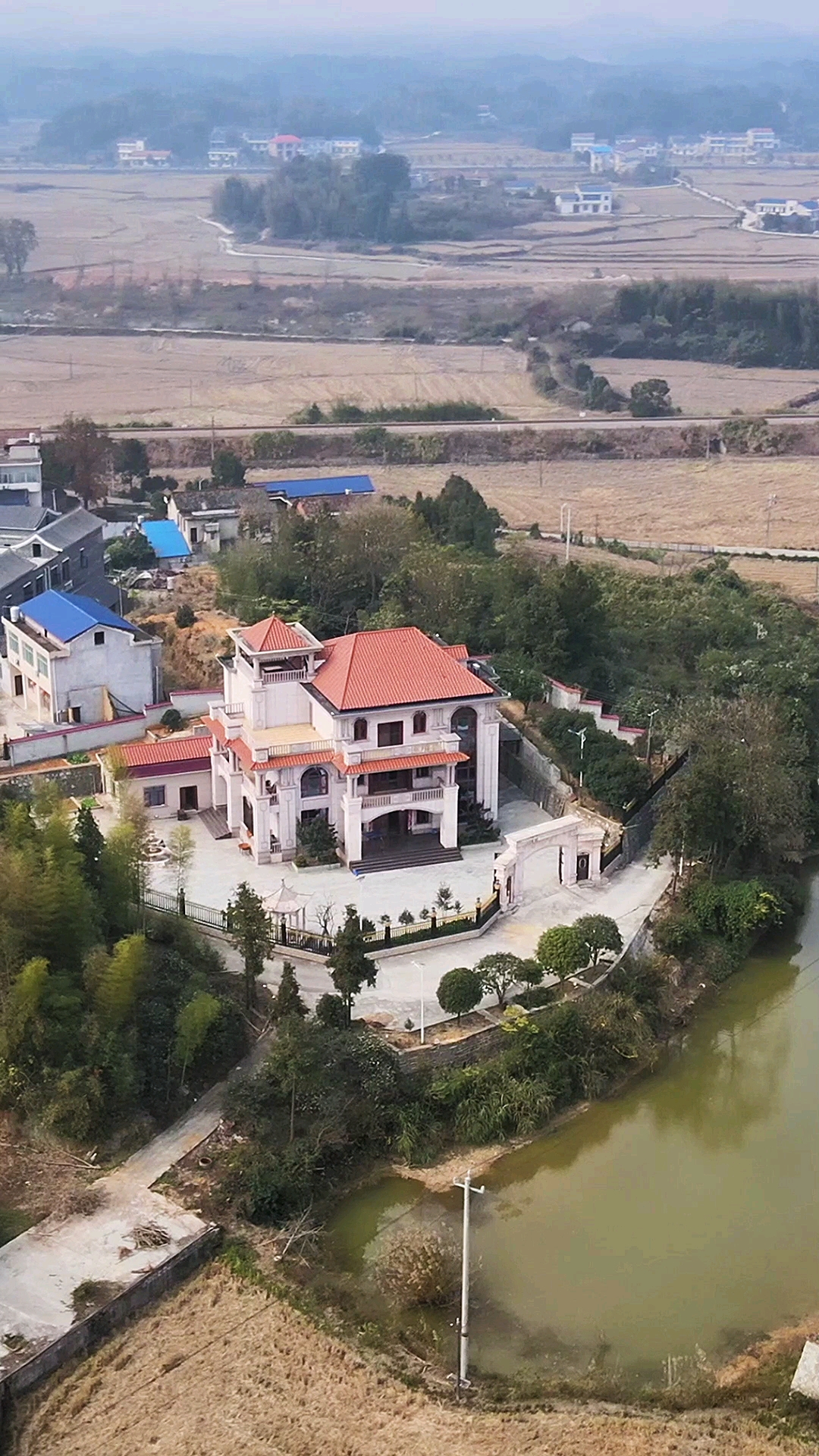 农村自建房农村怎么了依山伴水建个小别墅闲时喝茶钓鱼忙时扛起锄头