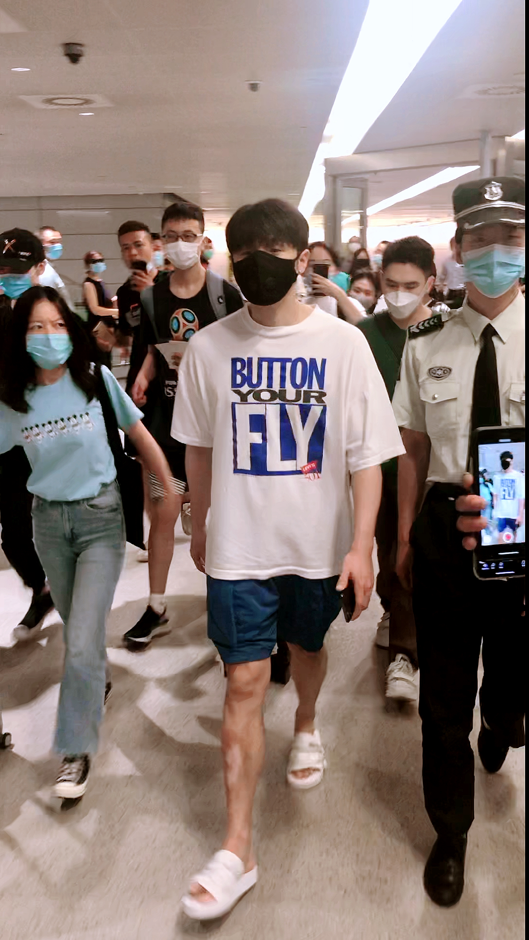 李荣浩#李荣浩穿着大裤衩拖鞋就来了,太随意了