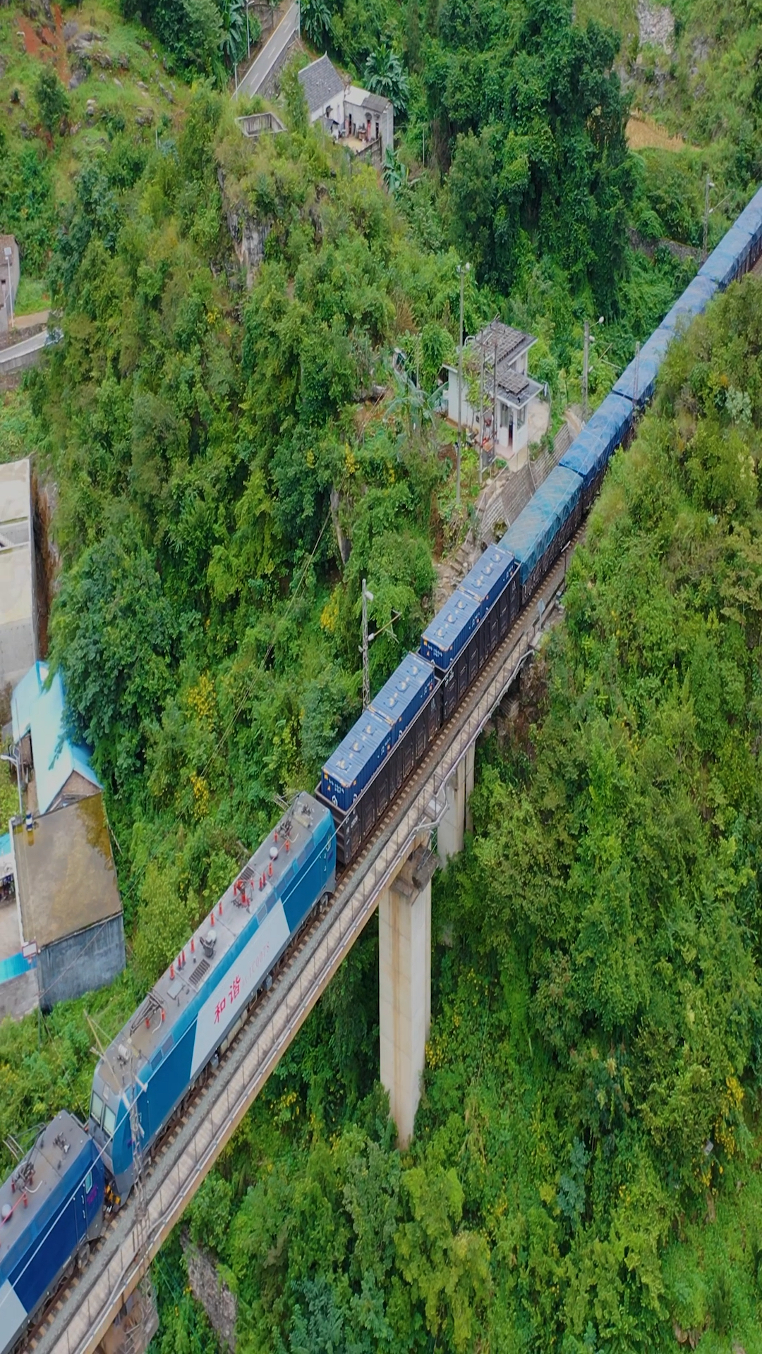 贵州有座高架铁路桥,火车经过都要鸣笛三声.