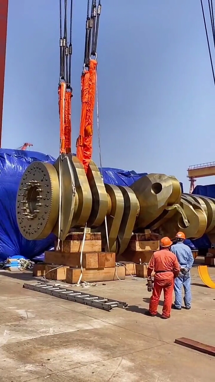 超大型船用主机曲轴,长16.4米,重369吨