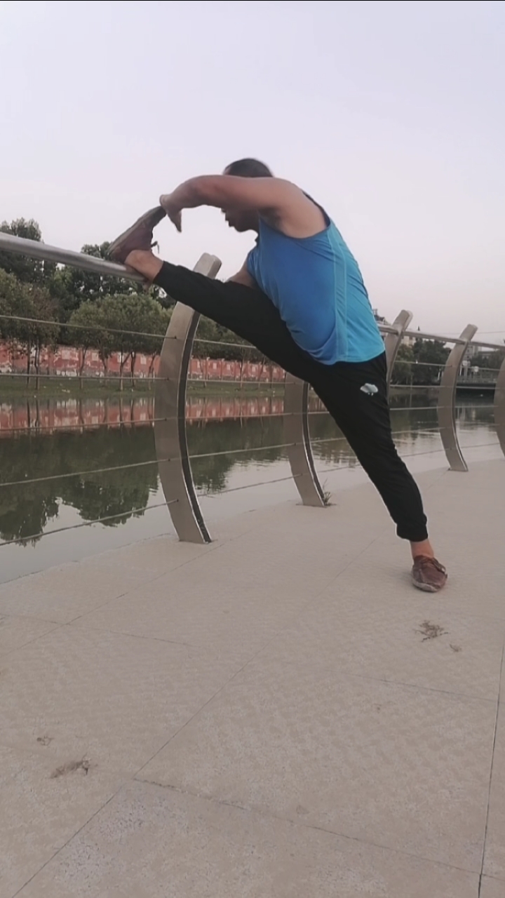 健身宁教练传递健身正能量#压腿
