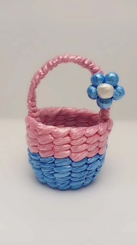 创意手工#把你家丢了的矿泉水瓶捡回来,我教你做好看的小花篮,哈哈