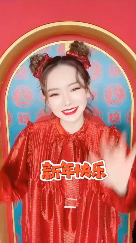 戚薇扎丸子头模仿女儿lucky跳波妞舞