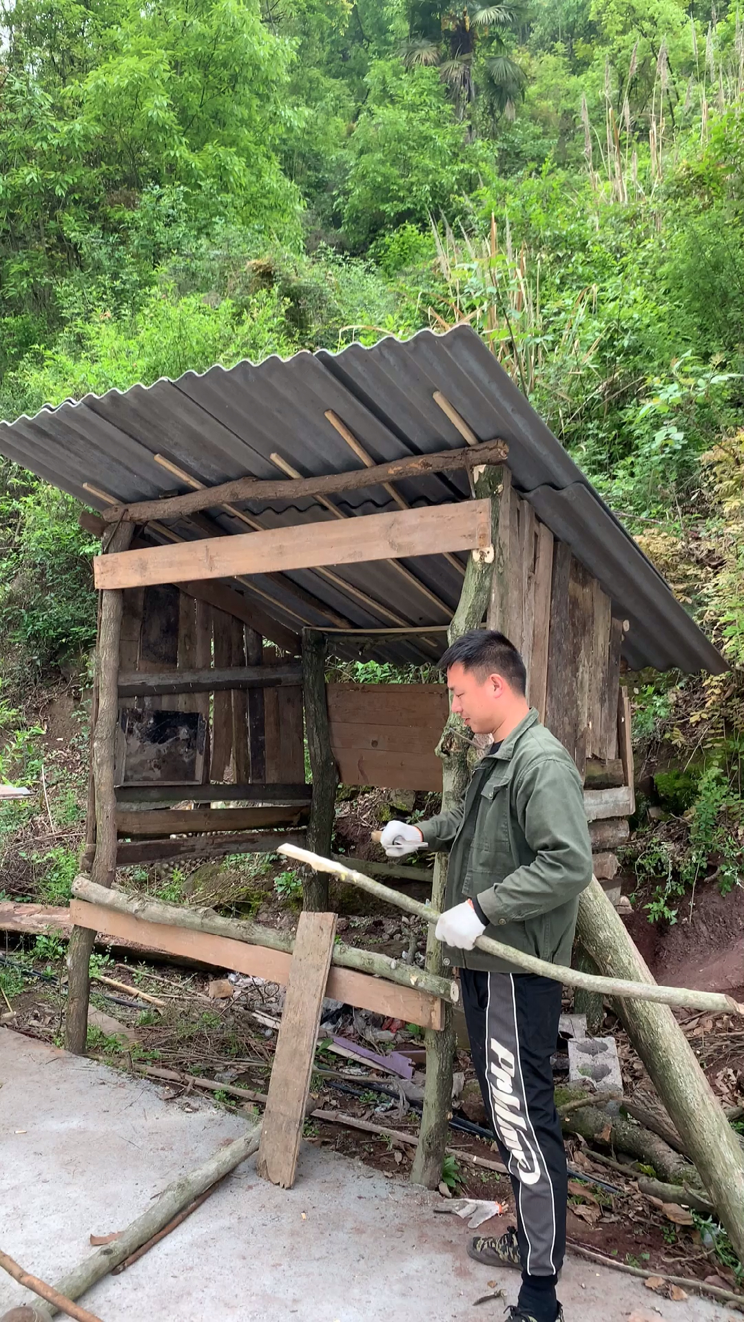 记录我的农村生活今天花了半天的时间做了一个户外的鸽舍第一次搭棚子