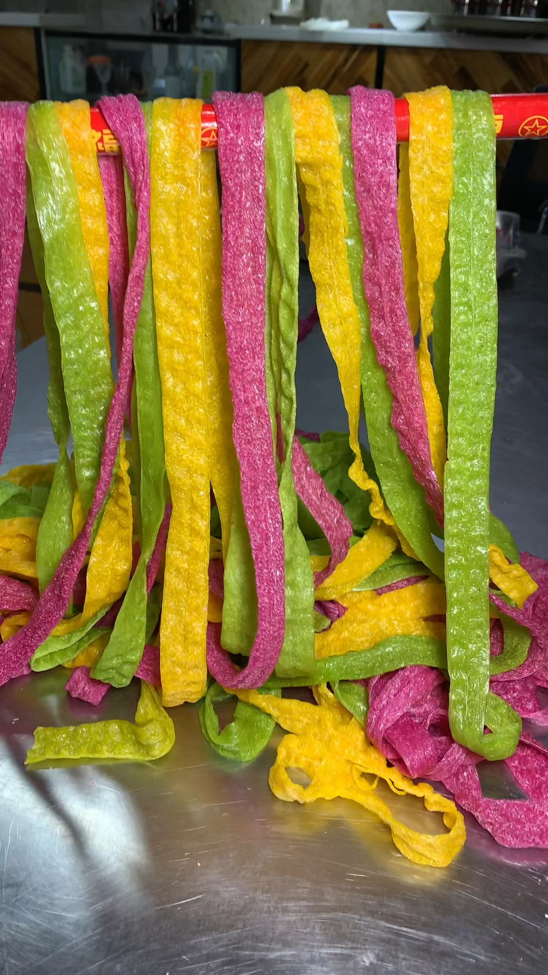 果蔬辣条#果蔬辣条,纯果蔬汁和面