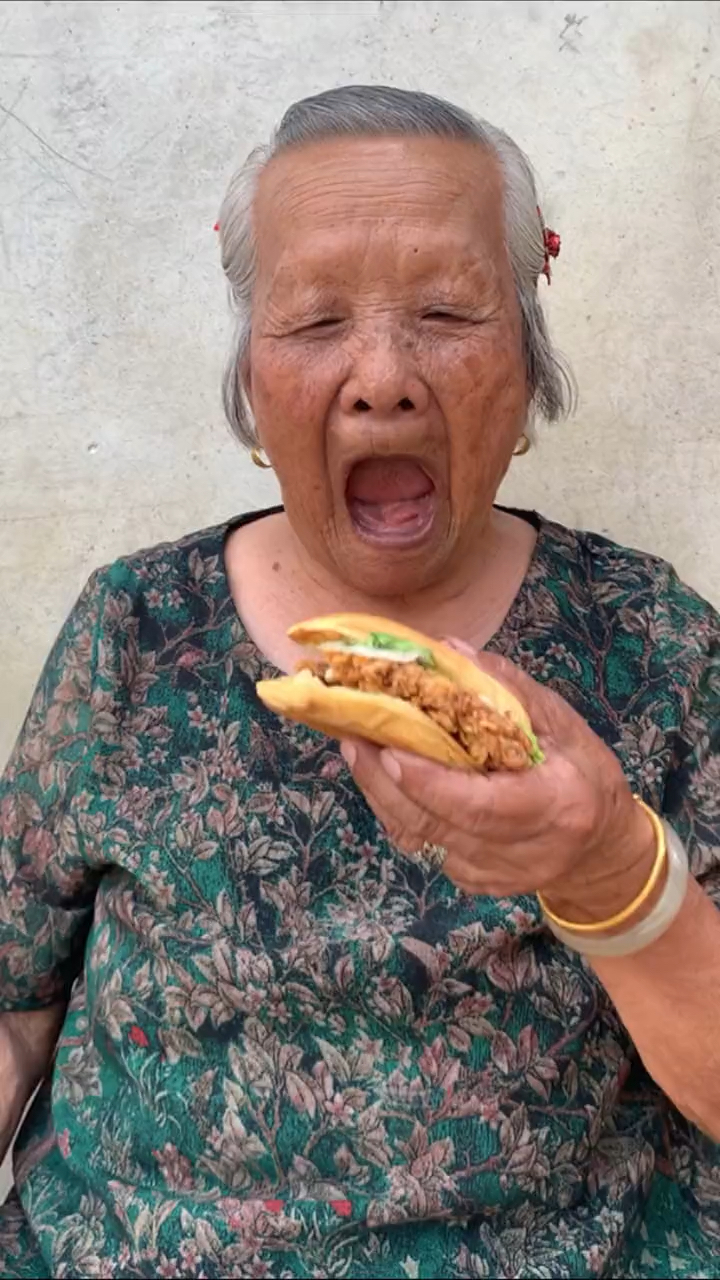 爷爷奶奶第一次吃汉堡,阿公阿嬷闽南语-度小视