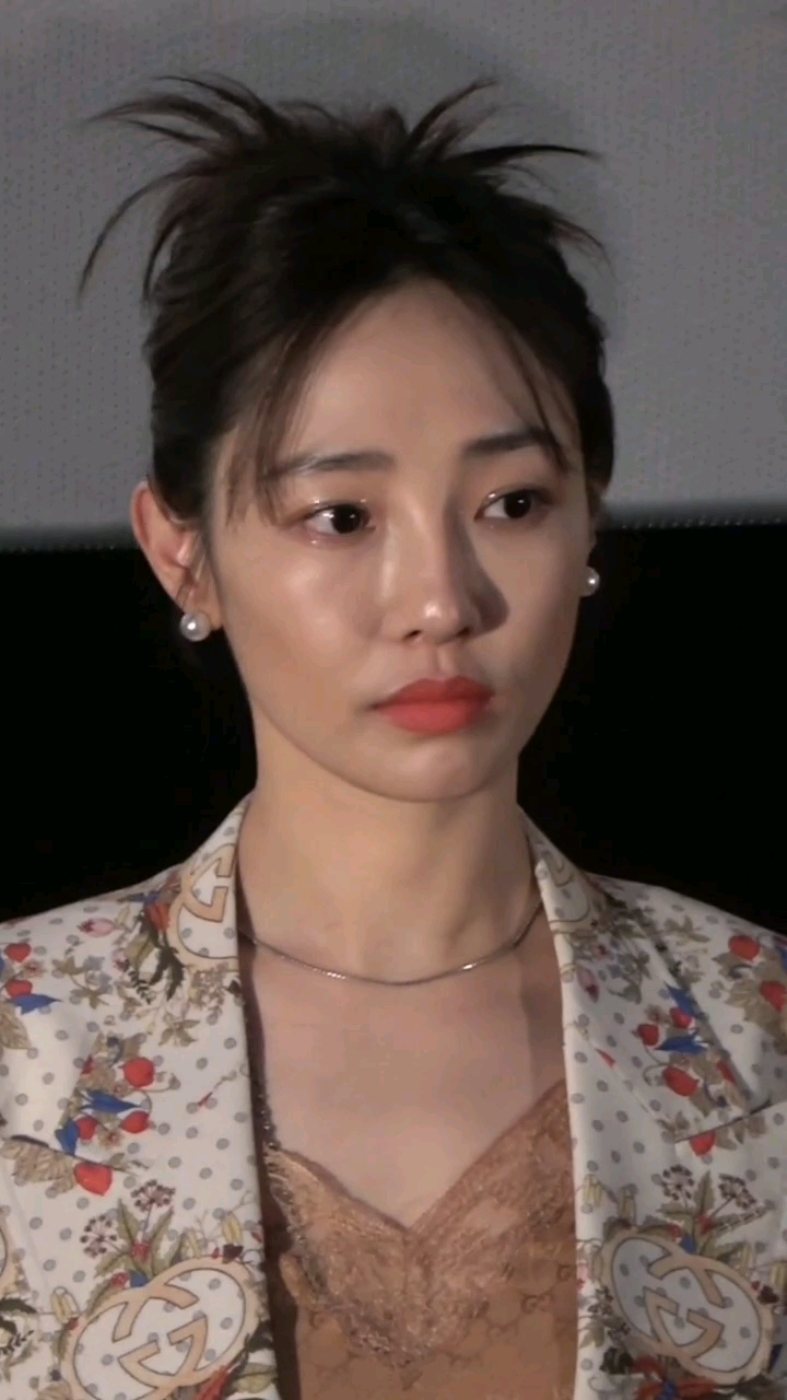 影后白百何携电影门锁强势回归身着白色印花西装出席门锁首映礼状态