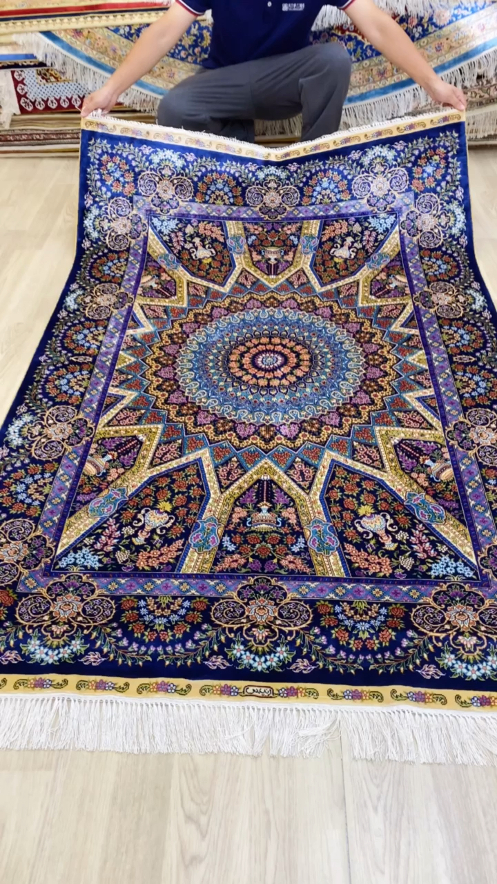 刚织好的手工真丝地毯