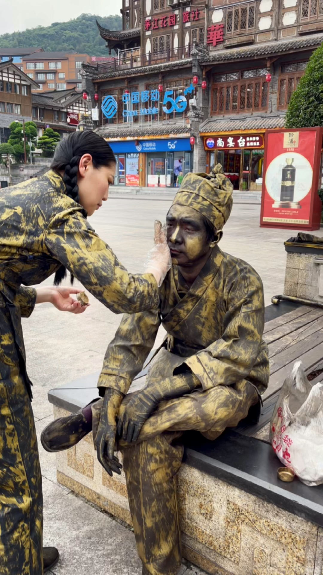 有人好奇,我们妆怎么画的,今天铜人业余化妆师浓重登场,有人认识吗?