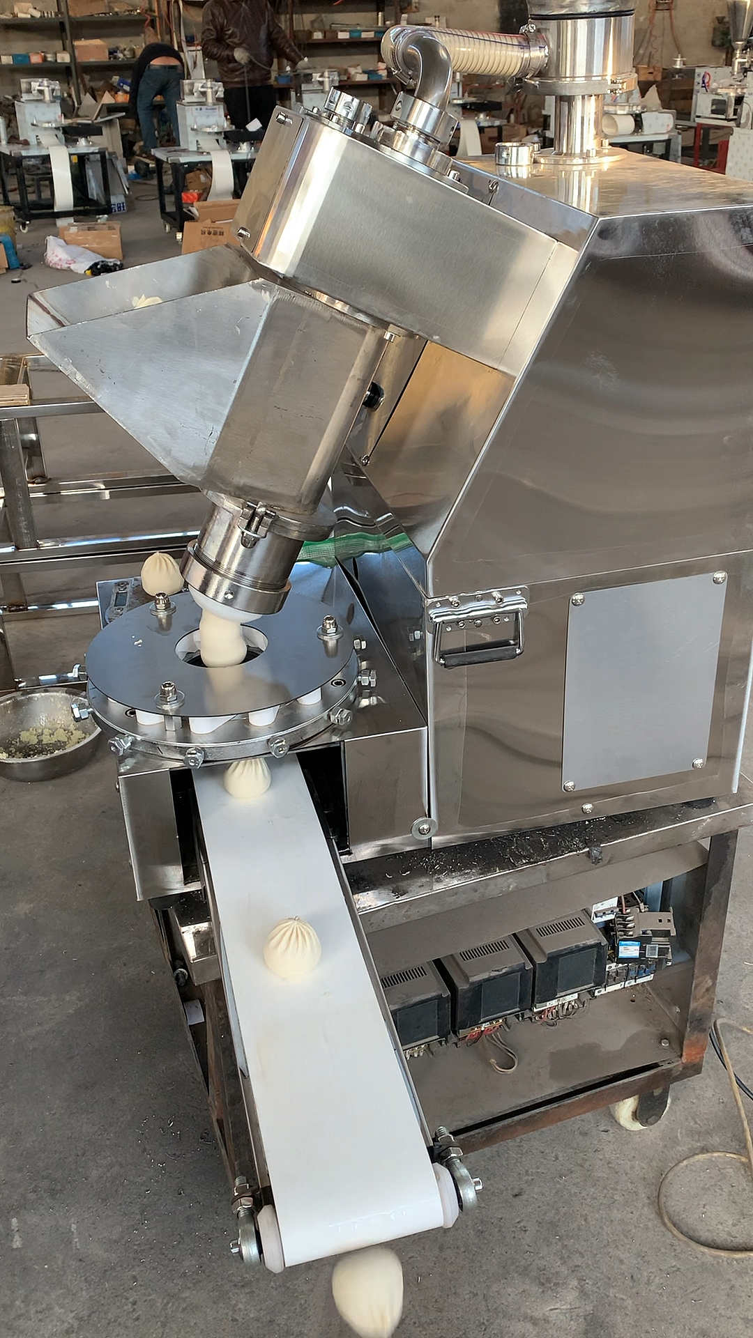 大家好,我是一台#包子机专业为#包子铺食堂而研发上市