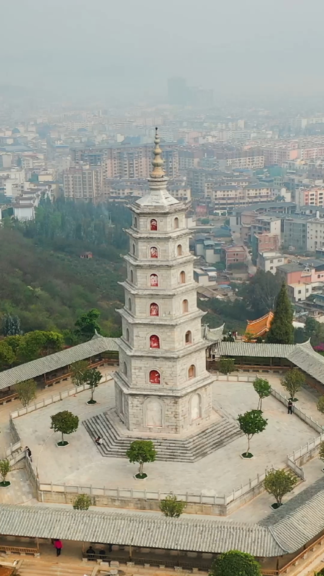 春日心愿旅行地#云南红河州石屏县焕文公园,大部分塔都是9层,为何
