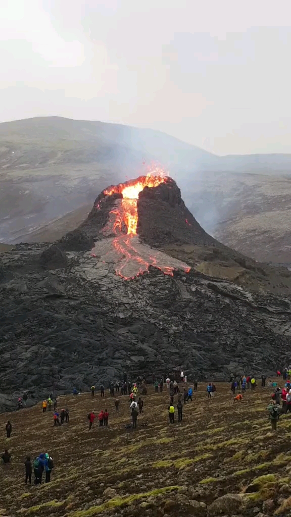 旅行#真实记录火山喷发瞬间,太震撼了!