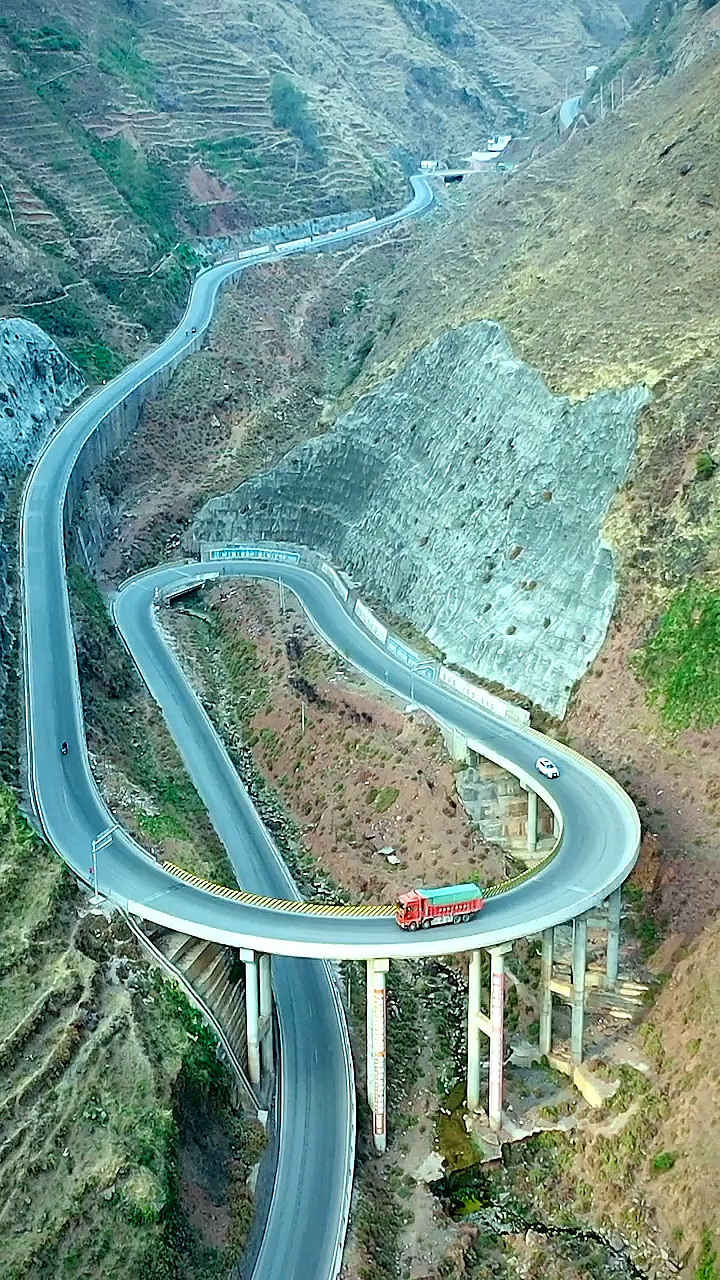 山路弯弯千百样,这条路像"回型针",峰回路转,人生万事顺心!