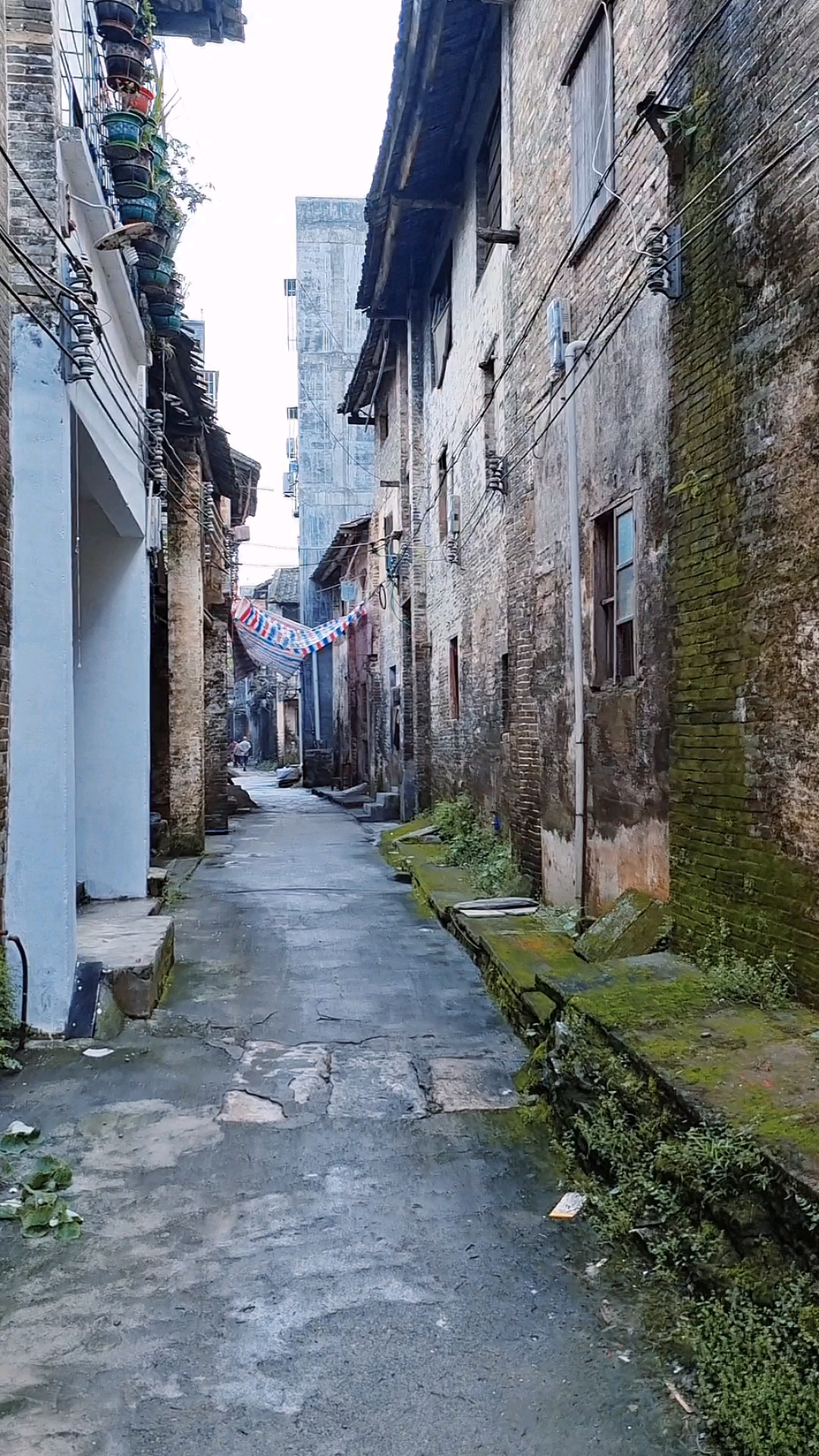 农村赶集#走进大湾老街,仿佛回到90年代,历史感的街道,难得一见的修