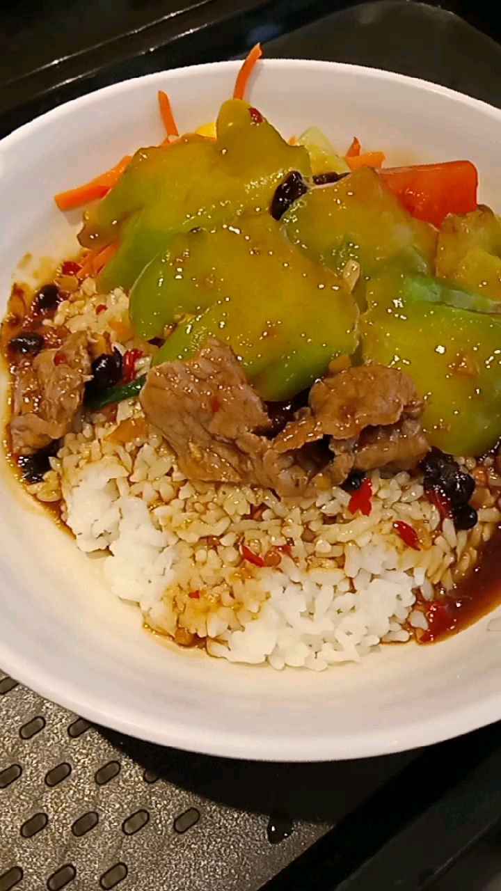 吃喝玩乐过假期#苦瓜牛肉饭,放的太多酱汁了,差评.