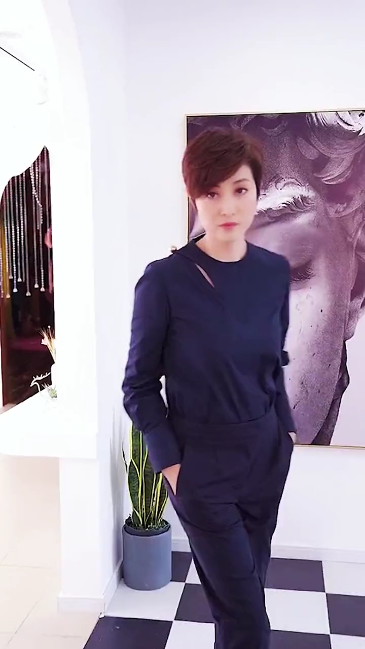 陈法蓉#还有谁能驾驭,这短发大背头,即使过去了20年,依然那么惊艳