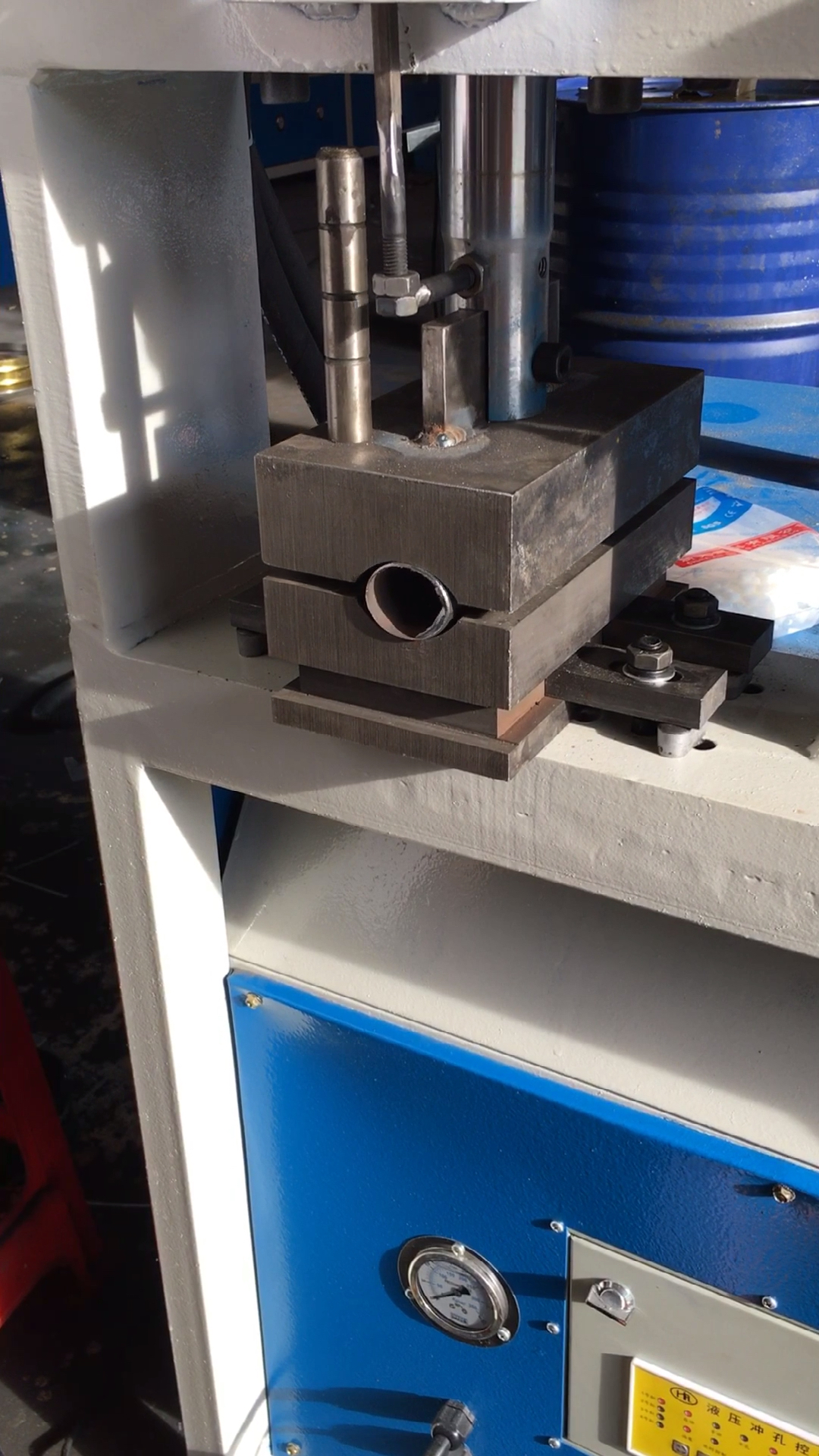 圆管压扁冲孔.说的再多,不如干一场.