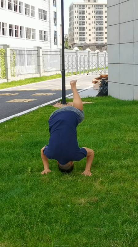 健身#前手翻基础教学,多练自然熟练.