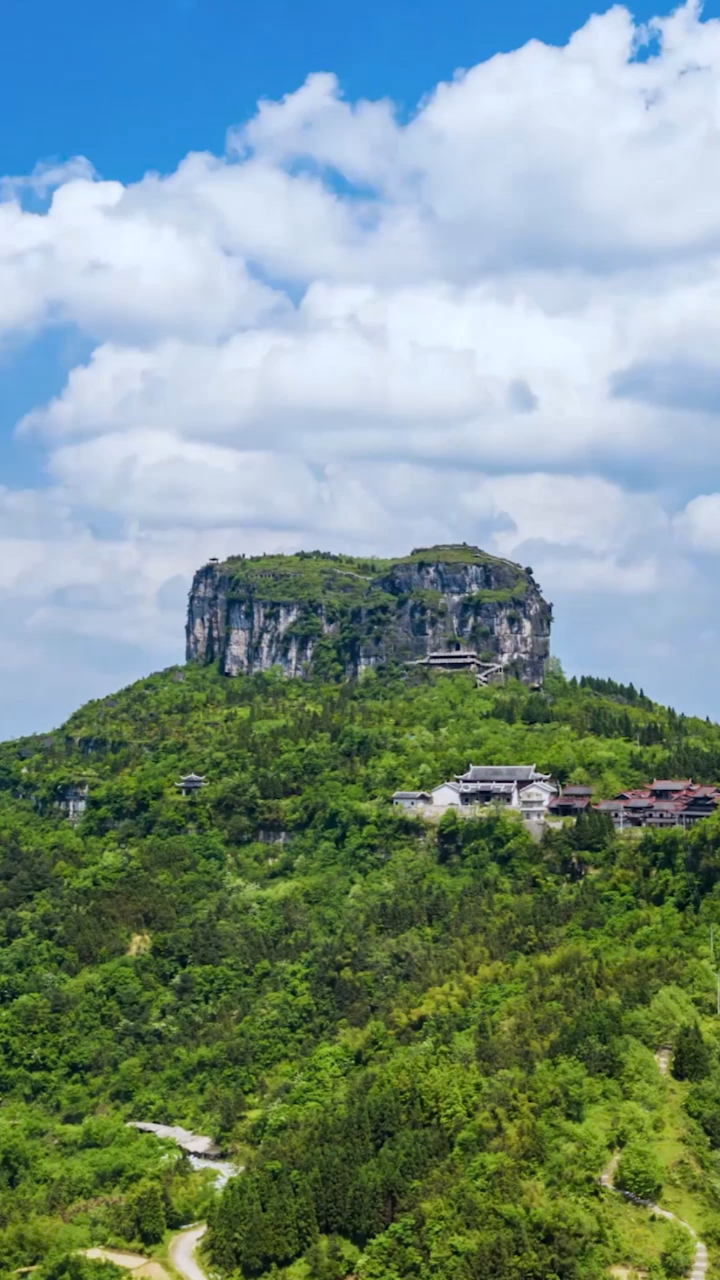 五一出游记#贵州发现一座大山像香炉,四周悬崖峭壁,是苗族人民的圣山