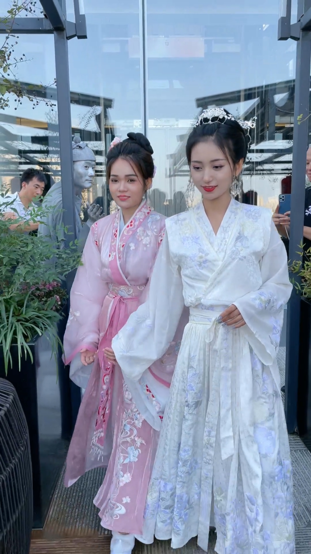 大唐不夜城#千艺仙女下凡来游玩,银人小哥哥这小眼神和喜婆这神操作