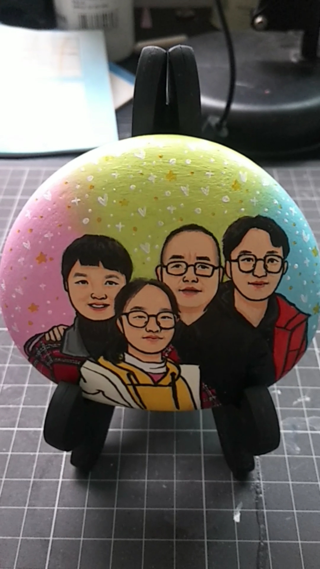 创意手工diy#最新作品石头画之一家四口-度小视