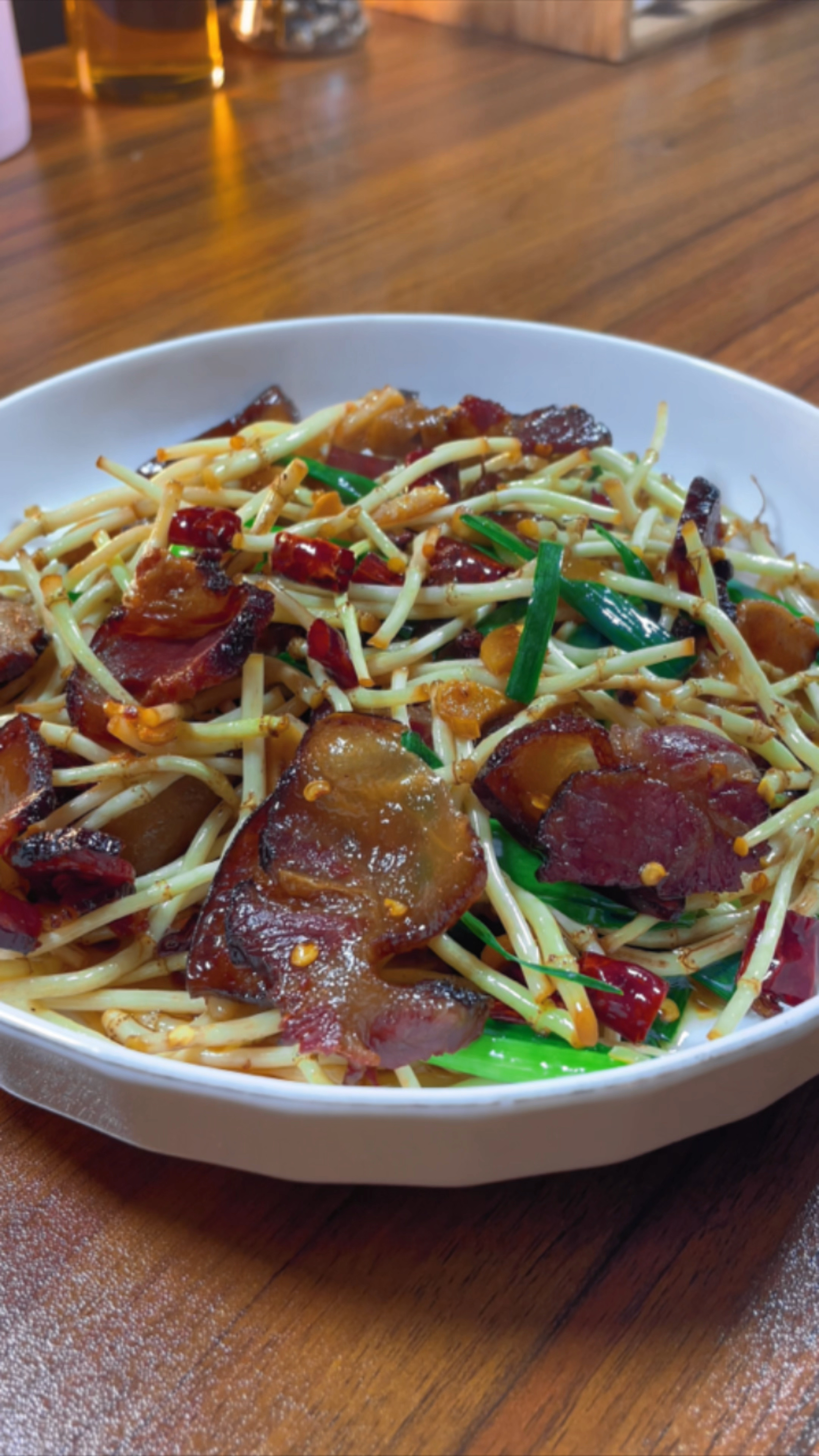 记忆中的家乡美食#贵州硬菜折耳根炒腊肉,这样的下饭菜你能炫几碗饭