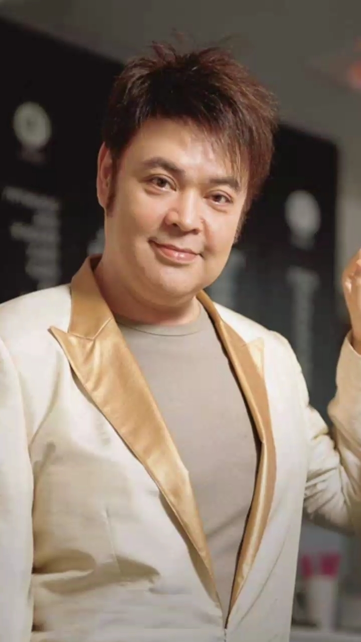 晚年凄凉!香港"靓声王"张伟文靠轮椅代步,病痛缠身再摔断左脚