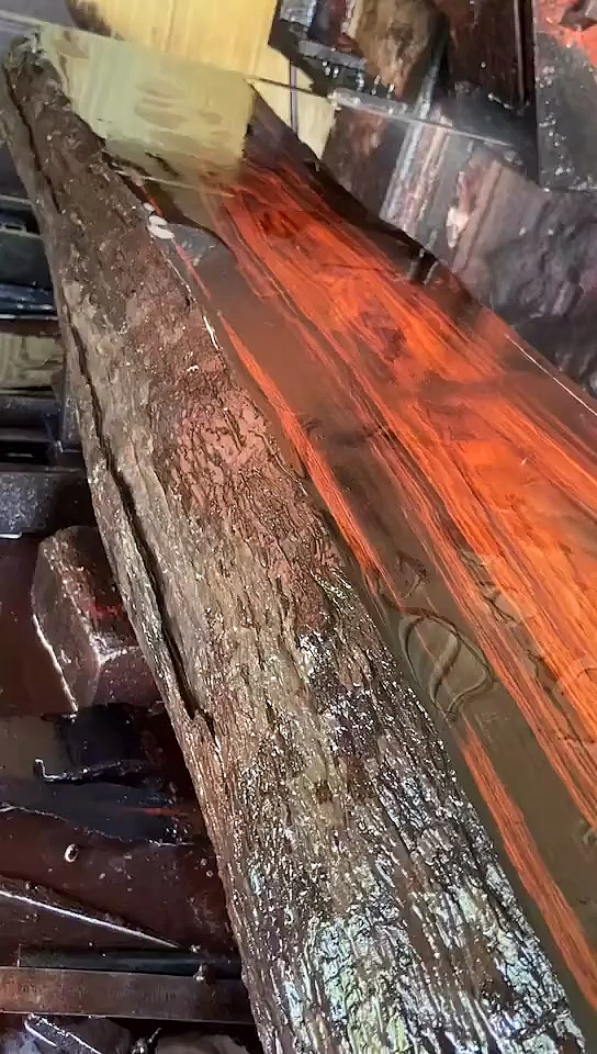 红木家具老挝大红酸枝大板材开料!这个纹理是不是太美了!看醉了!