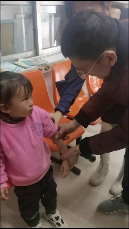 乡村医生牛不牛,两秒钟徒手复位小儿胳膊脱臼91-全民小视频