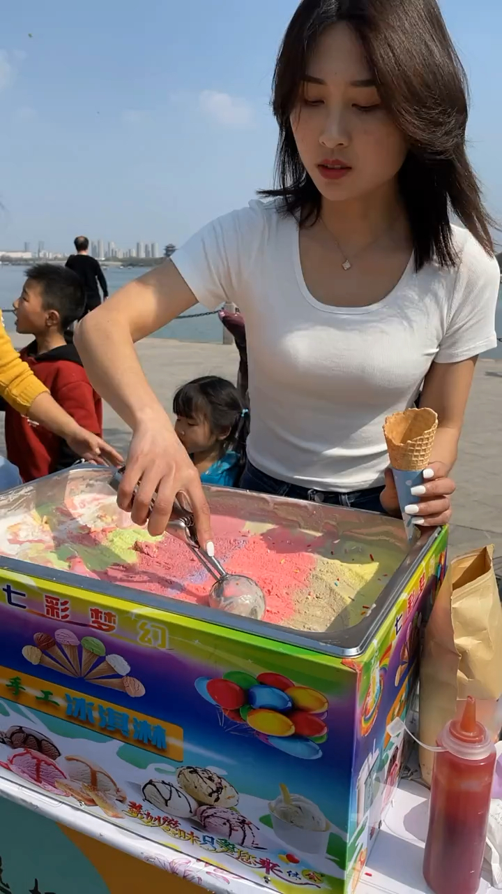美女辞职后摆摊创业卖彩虹冰激凌