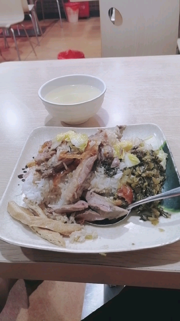 下班吃晚饭咯,干饭人