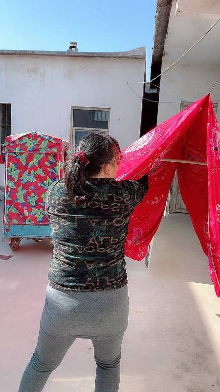 我要上热门#今天去串门,发现老李家娶的媳妇是这样晒被子的!