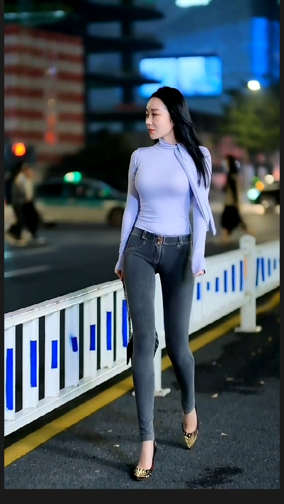 穿搭秀#大长腿牛仔裤美女