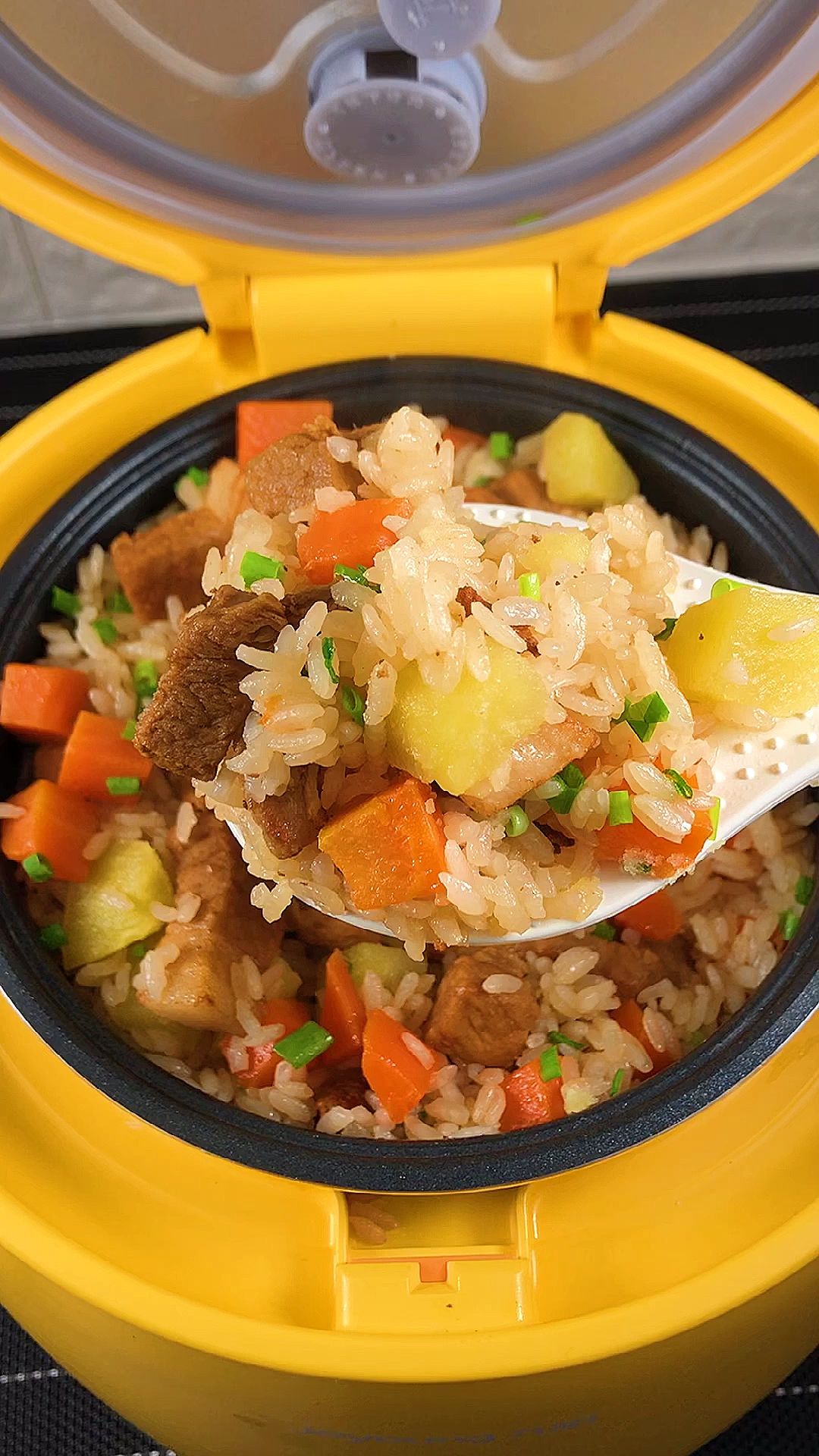 买了四块五的五花肉做了一锅懒人焖饭孩子连吃三大碗