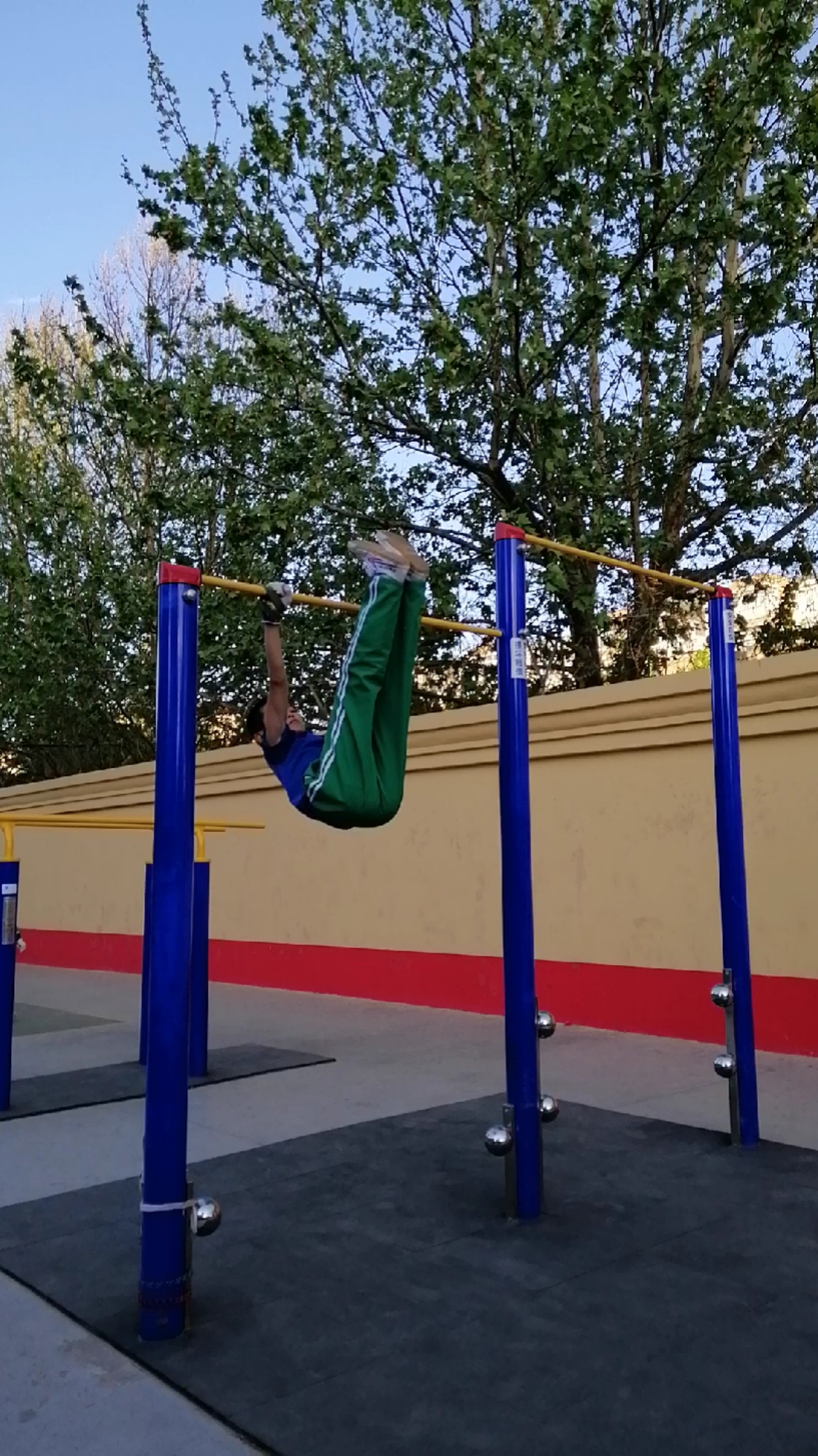 少年强则国强十岁少年玩单杠有模有样