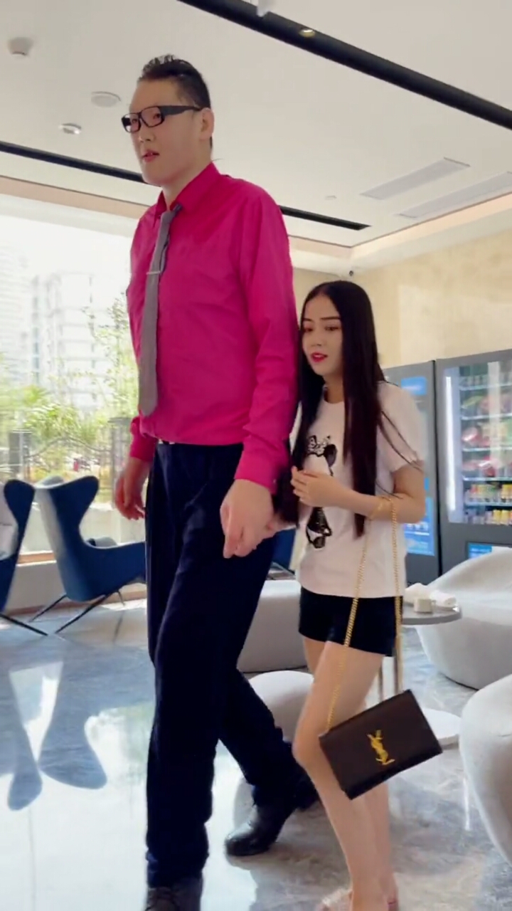 记录生活亚洲第一巨人张欢友友们猜猜巨人有多高